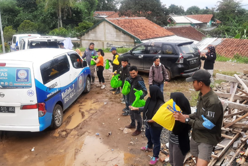 UBSI Kampus Bogor menyalurkan bantuan kepada  korban banjir dan tanah longsor di  Desa Sukajaya, Kecamatan Sukajaya, Kabupaten Bogor.