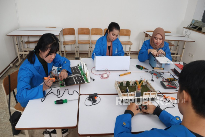 UBSI kampus Cikarang yang memiliki akreditasi unggul, menawarkan beragam prodi serta fleksibilitas dalam sistem perkuliahan. 