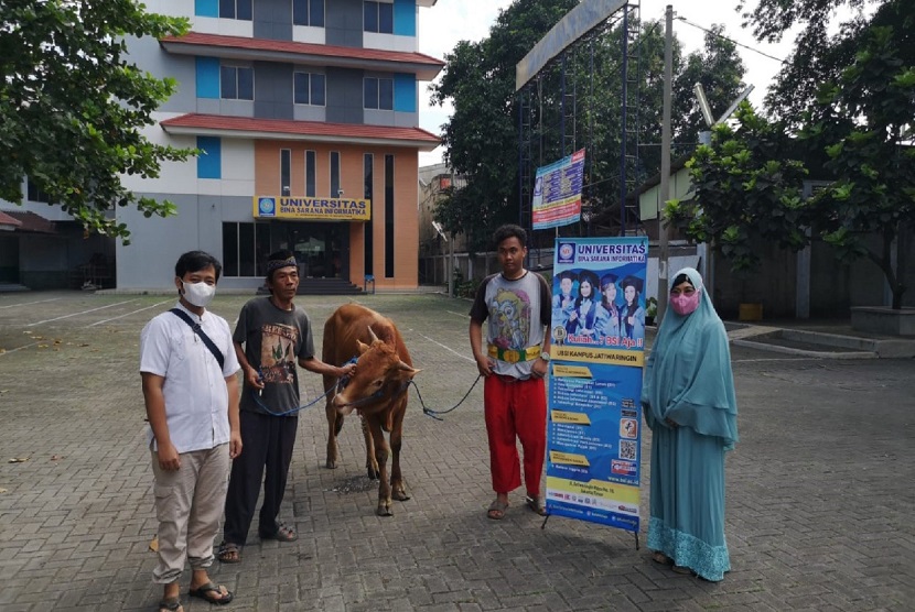 UBSI Kampus Jatiwaringin bagikan hewan qurban ke Pesantren Al Ihya Bekasi