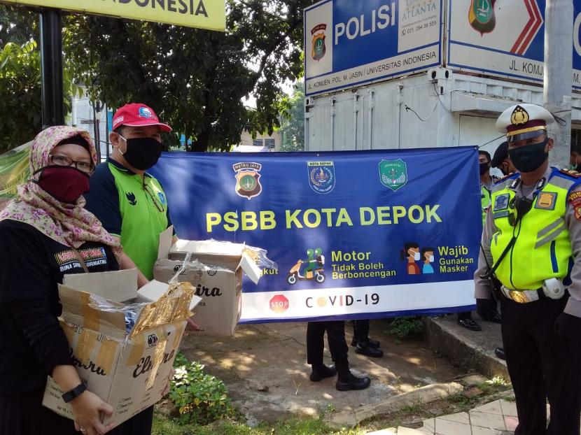 UBSI Kampus Margonda membagikan paket free masker da hand sanitizer kepada warga Depok, Jawa Barat.