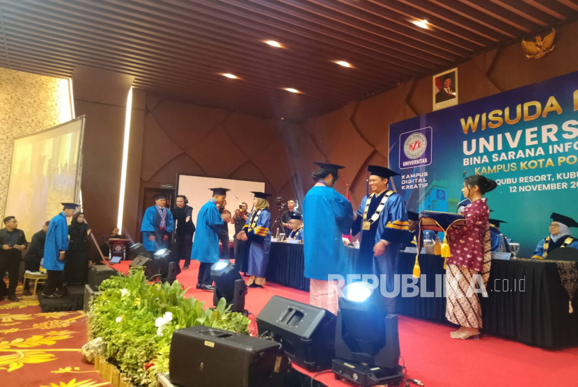 UBSI kampus Pontianak melibatkan AI dalam prosesi wisuda ke-17  yang digelar pada Rabu (12/11/2025) lalu. AI digunakan saat pemanggilan nama-nama wisudawan. 