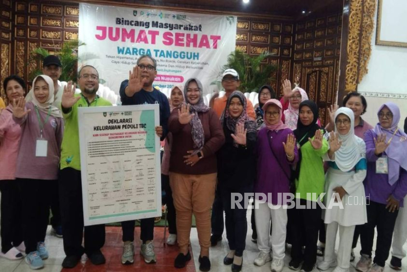 UBSI Kampus Solo menunjukkan komitmen mendukung program kesehatan masyarakat melalui partisipasi aktif dalam deklarasi kelurahan peduli TBC di Kelurahan Nusukan. 