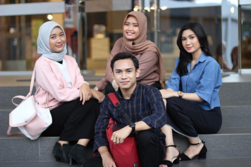 UBSI memberikan beasiswa Kartu Indonesia Pintar kepada mahasiswa berprestasi.
