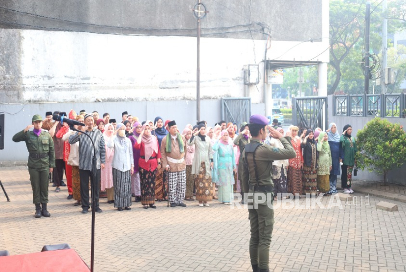 UBSI menggelar upacara peringatan Hardiknas di halaman Gedung Rektorat UBSI Kampus Kramat 98, Senen, Jakarta, Kamis (2/5/2025).