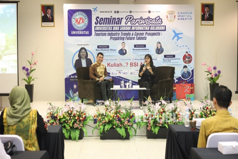 UBSI menyelenggarakan seminar pariwisata yang membagikan resep menguasai industri pariwisata saat ini dan tantangan yang dihadapi di Ballroom Jayawijaya, Wisma BSI, Bekasi, Rabu(30/4/2025), 