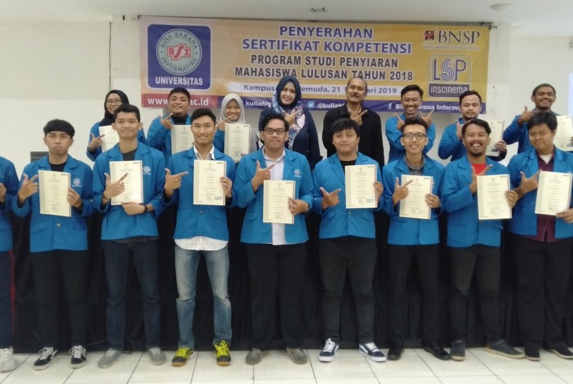 UBSI menyerahkan sertifikat komptensi kepada 188 mahasiswa Prodi  Broadcasting yang lulus sertifikasi bidang studi penyiaran.