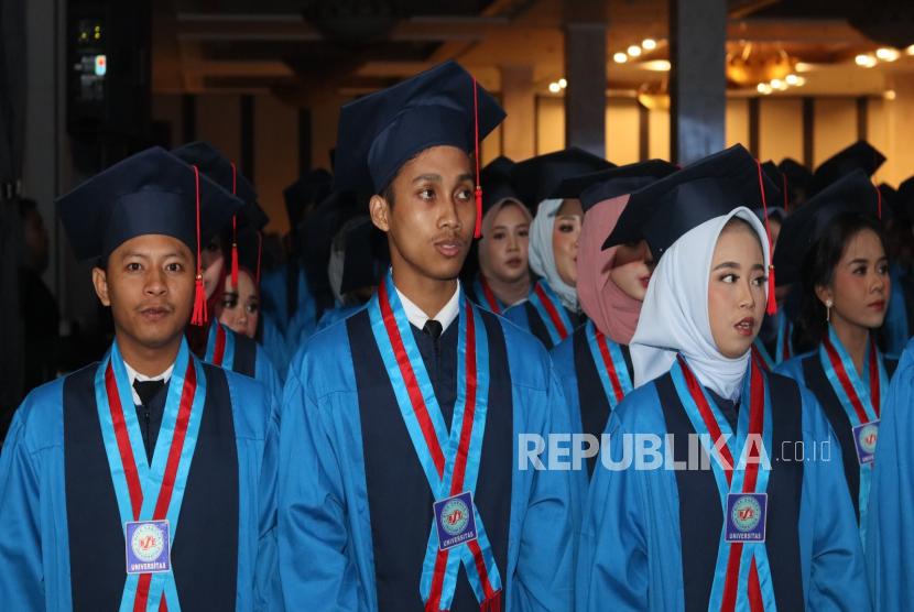 Patrajasa Hotel dan Parade Toga yang Mengalahkan Drama Kos, Cerita Wisuda UBSI di Semarang