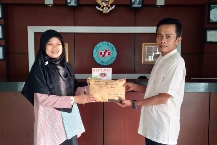 UBSI  Pontianak menyerahkan bantuan dana untuk korban bencana Palu dan Donggala melalui Rumah Zakat.