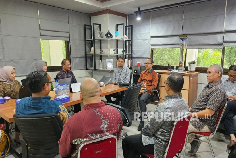 UBSI melakukan studi banding ke UNHAS untuk pengembangan sistem pembinaan mahasiswa yang lebih efektif.