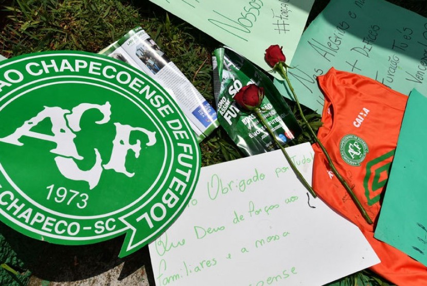 Ucapan duka atas tragedi korban jatuhnya pesawat yang mengangkut tim sepak bola Chapecoense, Brasil di Kolombia 