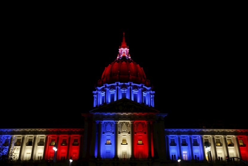 Ucapan duka cita datang dari berbagai belahan dunia, termasuk Balai Kota San Fransisco, AS, yang dihiasi lampu bendera Prancis merah putih biru. Tindakan ini merupakan penghormatan bagi korban teror Paris, Jumat (13/11).