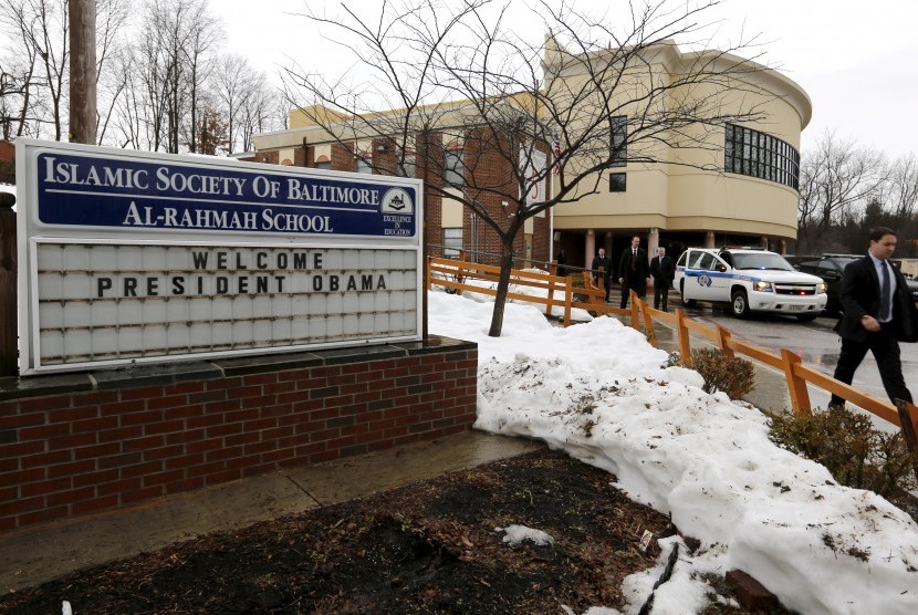 Ucapan selamat datang ditempelkan di papan Masjid Islamic Society of Baltimore, Maryland, (3/2).