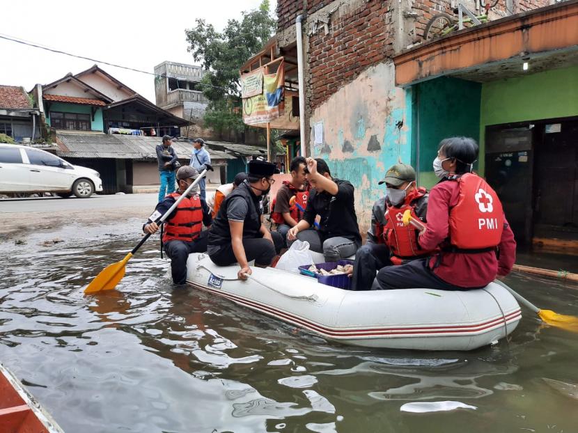 udah dua minggu banjir melanda Kecamatan Bojongsoang, Kabupaten Bandung. Hingga Senin (6/4) kemarin, ketinggian air sudah mencapai dua meter. 