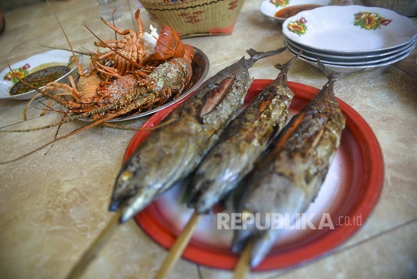 Udang Lobster dan Ikan Tongkol yang direbus, kemudian disajikan bersama sambal khas menjadi makanan penyambut di Gili Gede, Sekotong, Lombok.  (Republika/Wihdan Hidayat)