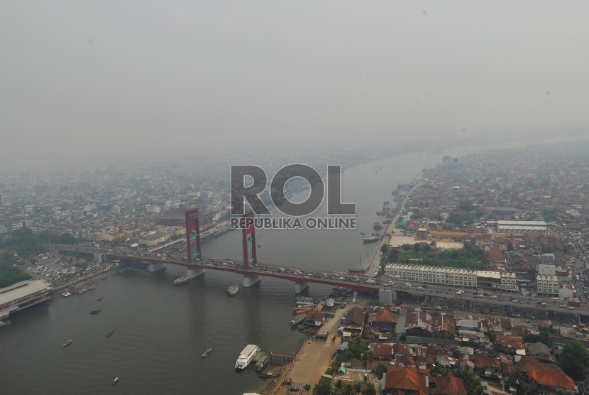 Udara diatas kota Palembang terlihat kembali diselimuti kabut asap tipis pada Jumat (6/11). Republika/Edwin Dwi Putranto