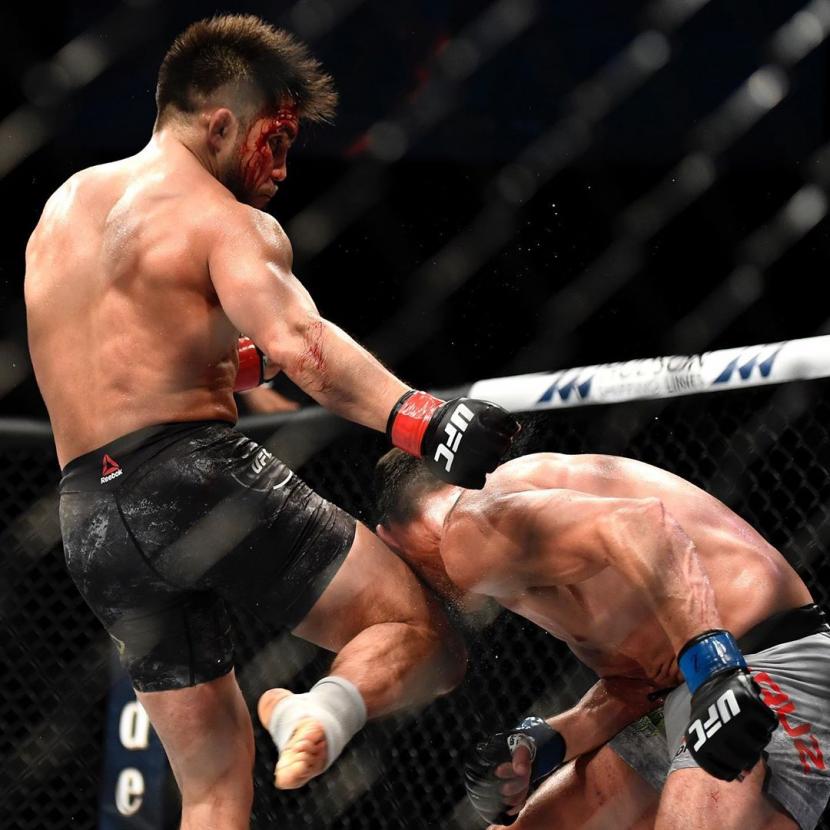 UFC 249. Dominick Cruz (kanan) dihantam lawannya Henry Cejudo pada ajang tarung bebas UFC 249 di Jacksonville, Amerika Serikat (AS), Ahad (10/5).