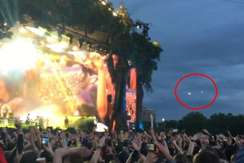 UFO muncul di konser Blur, London