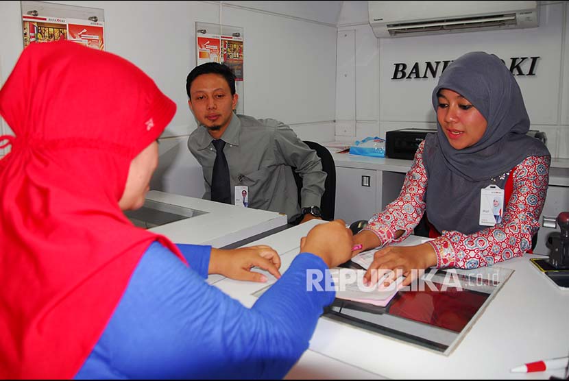 ugas Bank DKI (melayani nasabah dan wajib pajak di dalam mobile branch (kantor cabang berjalan), di Rusun Jatinegara Barat di Jakarta, Senin (4/9). Per Agustus 2017, Bank DKI telah melayani 453 ribu transaksi senilai Rp3,7 triliun untuk pembayaran PBB secara jemput bola  menggunakan mobile branch. 