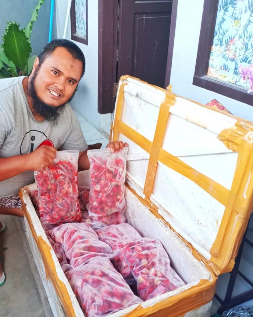 Ugie Prasetyo gesit menangkap peluang untuk menambah penghasilan dengan mengembangkan bisnis strawberry beku. 