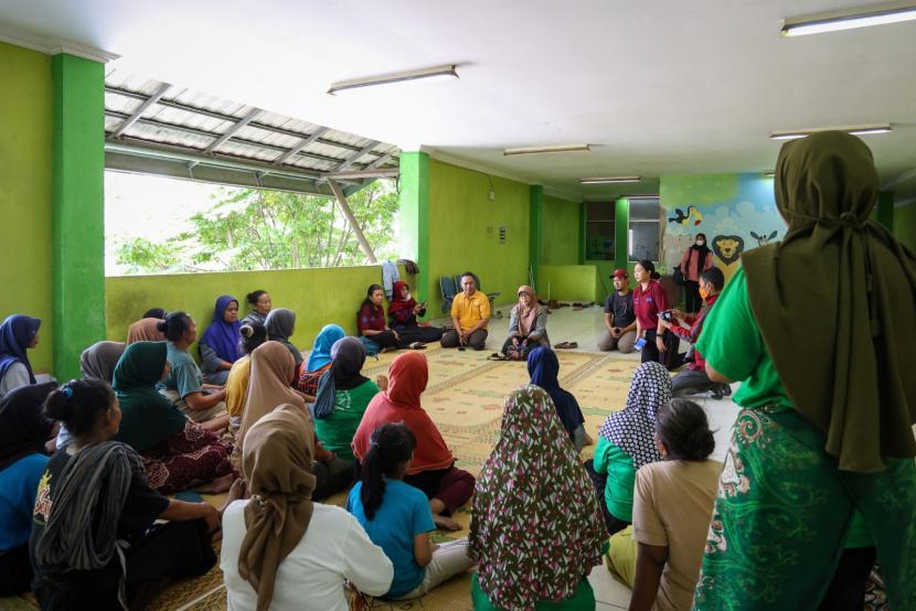 UGM bekerja sama dengan Pewarta Foto Indonesia (PFI) Yogyakarta dan Yayasan Annisa Swasti (Yasanti) menyerahkan bantuan sosial berupa paket sembako kepada 35 buruh gendong lanjut usia yang berada di Pasar Giwangan, Jumat (22/12/2023). 