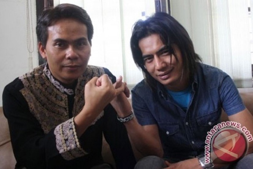 uhtarom dan Charly (kanan) usai setelah mendaftarkan diri dan menyerahkan berkas dukungan masyarakat berupa Kartu Tanda Penduduk (KTP) ke KPU Kabupaten Garut Jawa Barat, 9 Mei mendatang