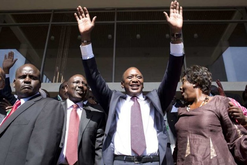 Uhuru Kenyatta (mengangkat tangan)