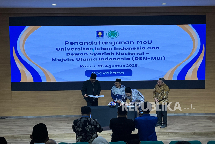 UII resmi menandatangani nota kesepahaman (MoU) dengan Dewan Syariah Nasional – Majelis Ulama Indonesia (DSN-MUI) untuk menguatkan industri keuangan syariah di Tanah Air. Acara penandatanganan berlangsung di Ruang Teatrikal, Lantai 1 Gedung Prof Sardjito, Kampus UII, dan diselenggarakan oleh Program Studi Hukum Keluarga, Fakultas Ilmu Agama Islam (FIAI) UII, Kamis (28/8/2025).