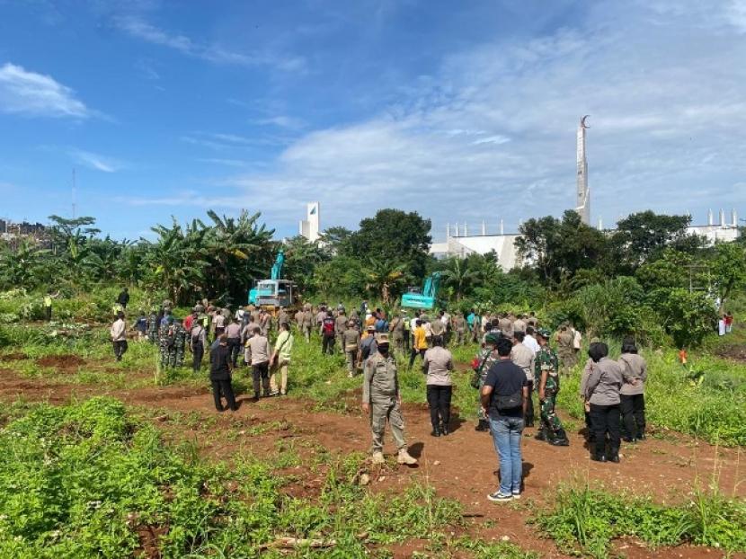 Kemenag dan Tim Terpadu melakukan penertiban lahan terase III Universitas Islam Internasional Indonesia 