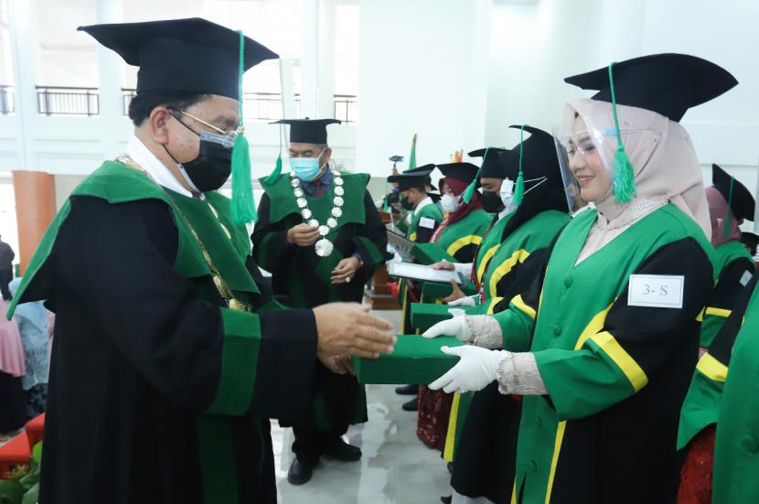UIN Ar-Raniry Banda Aceh mewisuda 1.853 lulusan secara daring dan luring, 8-10 Februari 2022.