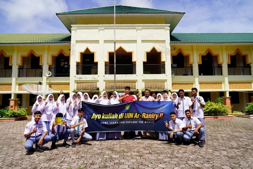 UIN Ar-Raniry melaksanakan sosialisasi Penerimaan Mahasiswa Baru (PMB) Tahun Akademik 2022/2023 bagi siswa kelas XII SMA/MA di Kota Sabang, 14-17 Februari 2022.