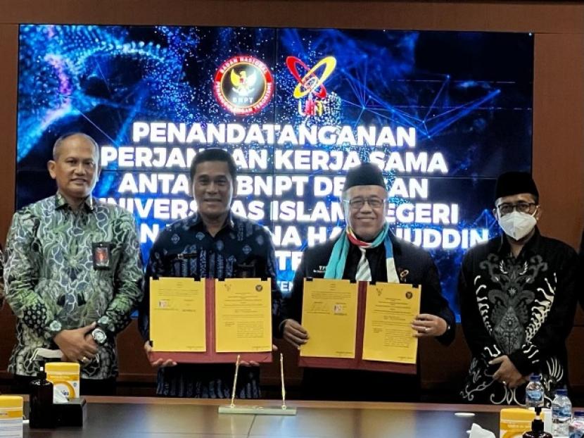 Sekjen BNPT, Mayjen TNI Dedi Sambowo (kedua dari kanan) dengan Rektor UIN Sultan Maulana Hasanuddin Banten, Prof Wawan Wahyuddin, menjalin kemitraan. Dalam kemitraan tersebut terungkap mahasiswa mempunyai peran dan tanggung jawab besar cegah radikalisme