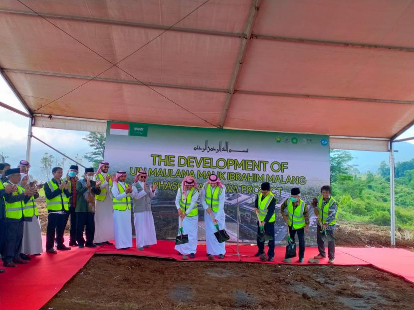   UIN Maulana Malik Ibrahim Malang bersama The Saudi Fund for Development (SFD) meluncurkan pembangunan kampus III di Jalan Locari, Tlekung, Junrejo, Kota Batu, Malang, Jawa Timur (Jatim).