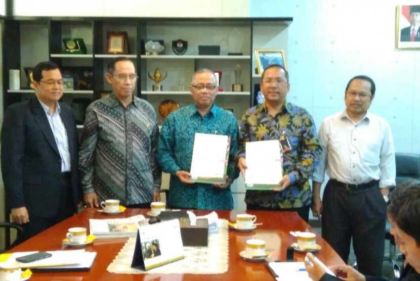 UIN Syarif Hidayatullah tandatangani MoU dengan Euro Management di Kantor Rektor UIN Syarif Hidayatullah Ciputat Tangerang Selatan, Kamis (4/5). 