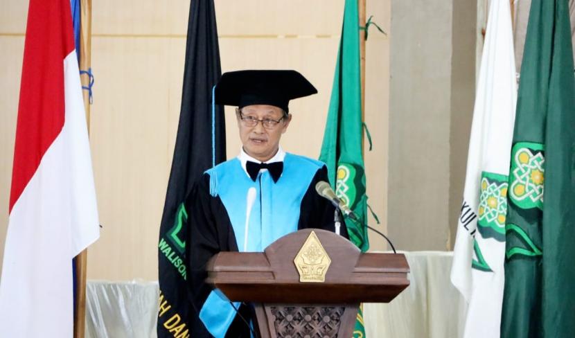 UIN Walisongo menganugerahkan gelar doktor kehormatan kepada KH Shodiq Hamzah