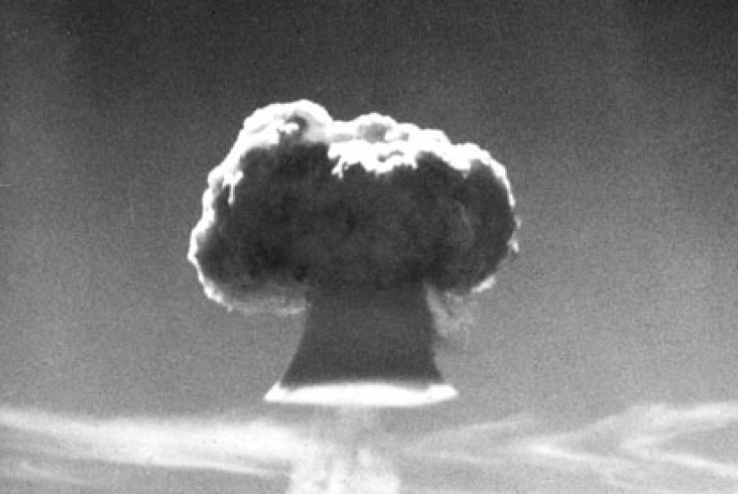 Uji coba bom hidrogen Inggris pada 1957.