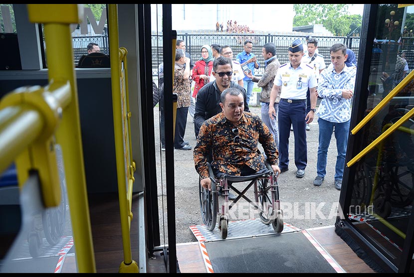 Uji coba bus saat peluncuran bus Damri Ramah Bagi Lansia, Difabel dan Lingkungan di halaman Monumen Juang Jawa Barat (Monju), Kota Bandung, Rabu (11/3). (Edi Yusuf/Republika)