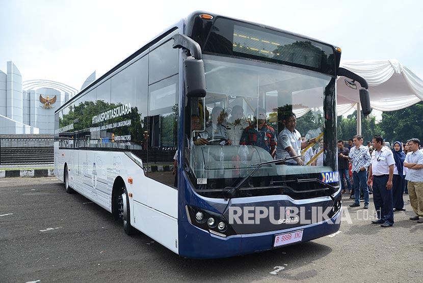 Uji coba bus saat peluncuran bus Damri Ramah Bagi Lansia, Difabel dan Lingkungan di halaman Monumen Juang Jawa Barat (Monju), Kota Bandung, Rabu (11/3). (Edi Yusuf/Republika)