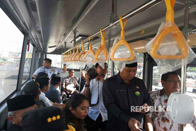 Uji coba bus Trans Patriot di Bekasi, Senin (18/12).