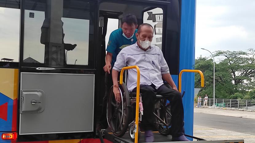  Uji coba dan pengecekan transportasi untuk para atlet penyandang disabilitas yang berpartisipasi dalam ajang ASEAN Paragames 2022.