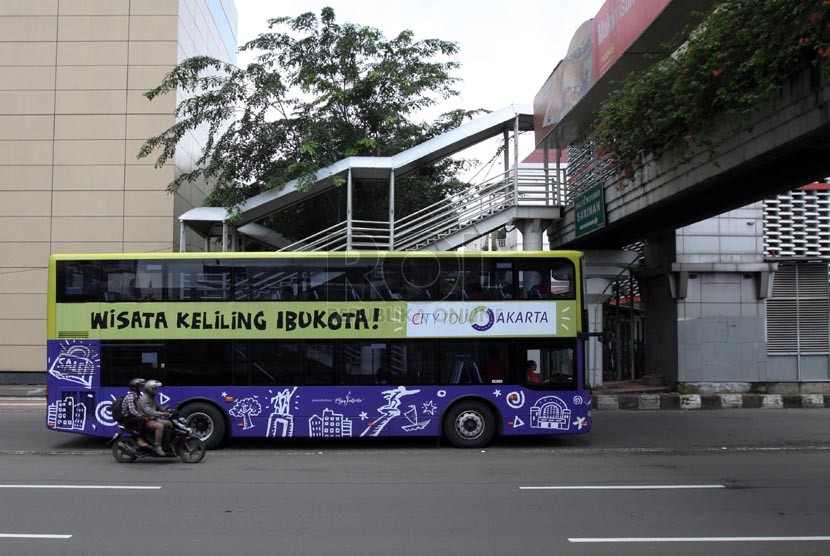   Uji coba dan sosialisasi Bus Wisata di Jalan Thamrin, Jakarta, Jumat (21/2). ( Republika/Yasin Habibi)