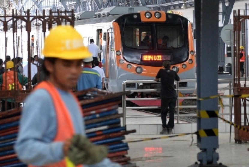 Uji Coba Jalur KRL Stasiun Tanjung Priok: Kereta Rel Listrik (KRL) berhenti di Stasiun Tanjung Priok, Jakarta Utara, Senin (23/11)