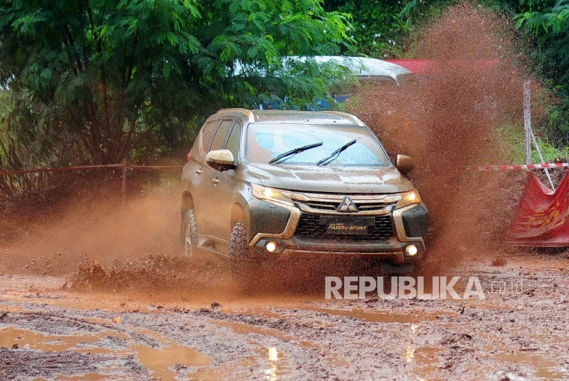 Uji coba mobil Mitsubisi All New Pajero Sport pada jalanan berlumpur di BizPark, Kuningan, Jakarta, Kamis (25/2). (Republika/Agung Supriyanto)