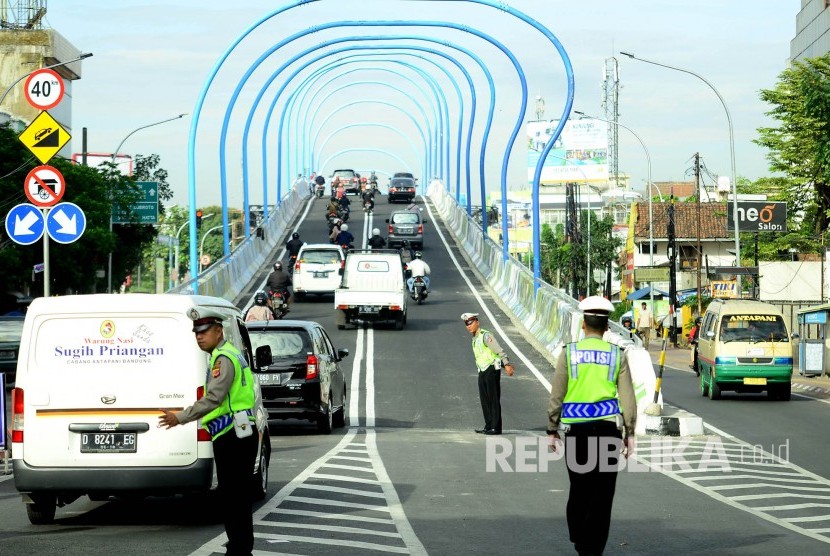 Uji Coba Open Traffic Fly Over Antapani Sejumlah petugas mengatur arus lalu lintas saat dilakukan uji coba Jalan Layang Antapani, Jalan Jakarta, Kota Bandung, Rabu (28/12). 