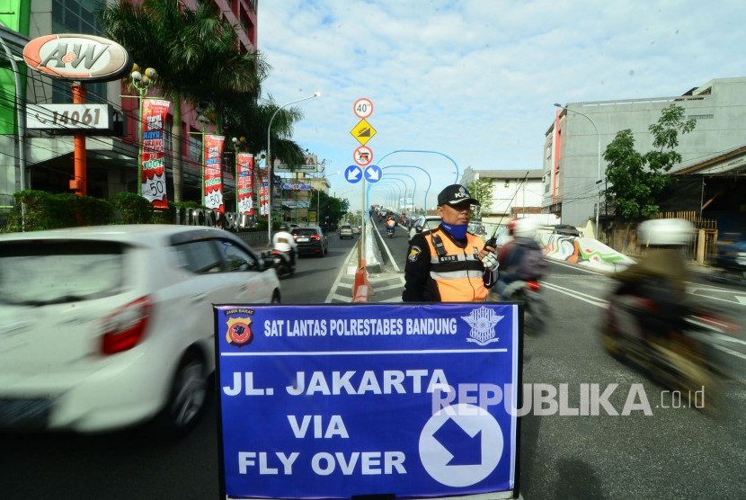 Uji Coba Open Traffic Flyover Antapani Sejumlah petugas mengatur arus lalu lintas saat dilakukan uji coba Jalan Layang Antapani, Jalan Jakarta, Kota Bandung, Rabu (28/12). 