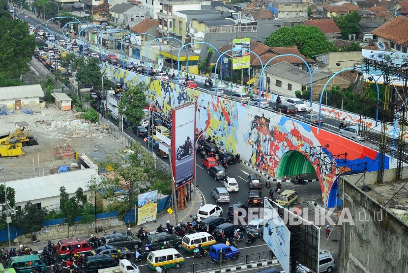 Uji Coba Open Traffic Fly Over Antapani Sejumlah petugas mengatur arus lalu lintas saat dilakukan uji coba Jalan Layang Antapani, Jalan Jakarta, Kota Bandung, Rabu (28/12). 