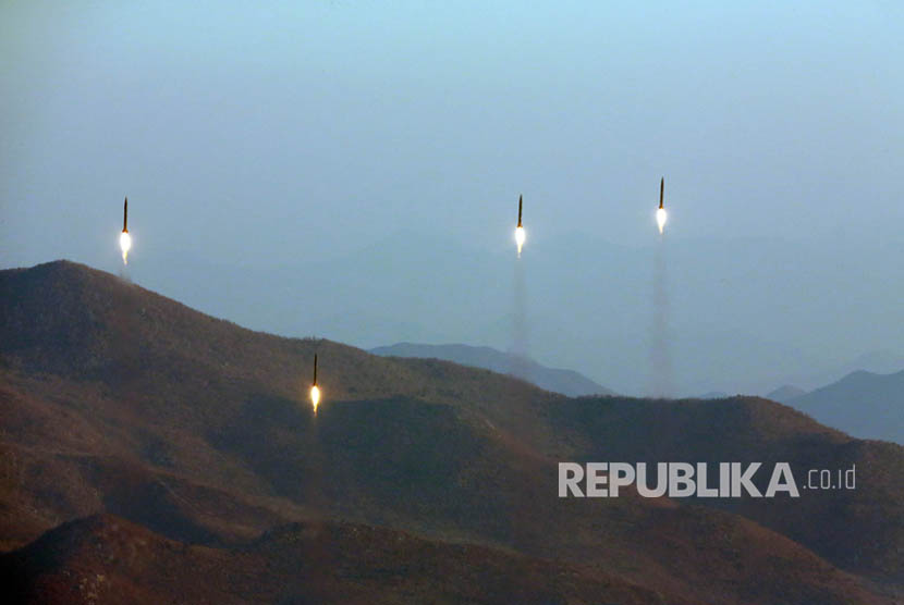 Uji coba peluncuran rudal balistik unit artileri Hwasong dari Strategic Angkatan Tentara Rakyat Korea (KPA) di sebuah lokasi yang dirahasiakan di  Korea Utara