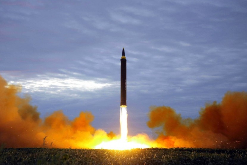  India Akui Tidak Sengaja Tembak Rudal ke Pakistan. Foto: Uji coba peluncuran rudal jarak jauh Hwasong-12 di Pyongyang, Korea Utara (ilustrasi).