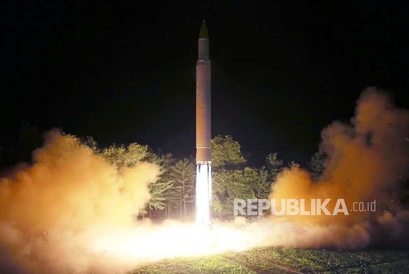 Uji coba peluncuran rudal jarak jauh Hwasong-12 di Pyongyang, Korea Utara.