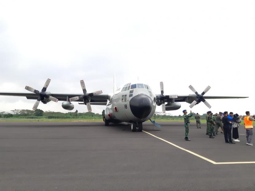 Uji coba pendaratan pesawat Hercules di Lanud Wiriadinata, Kota Tasikmalaya, Senin (13/7). 