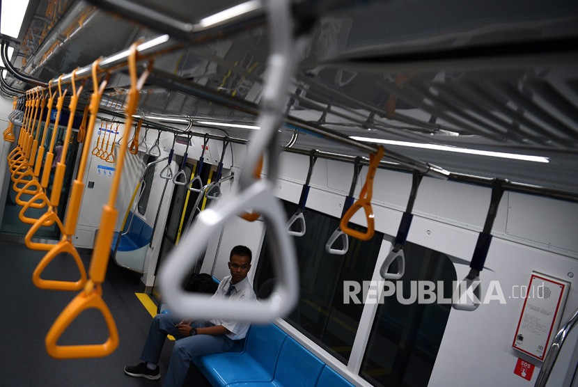  Uji Coba Publik MRT. Seorang pelajar mengikuti uji coba publik pengoperasian MRT (Mass Rapid Transit) fase I koridor Lebak Bulus - Bundaran HI di Jakarta, Selasa (12/3/2019). 